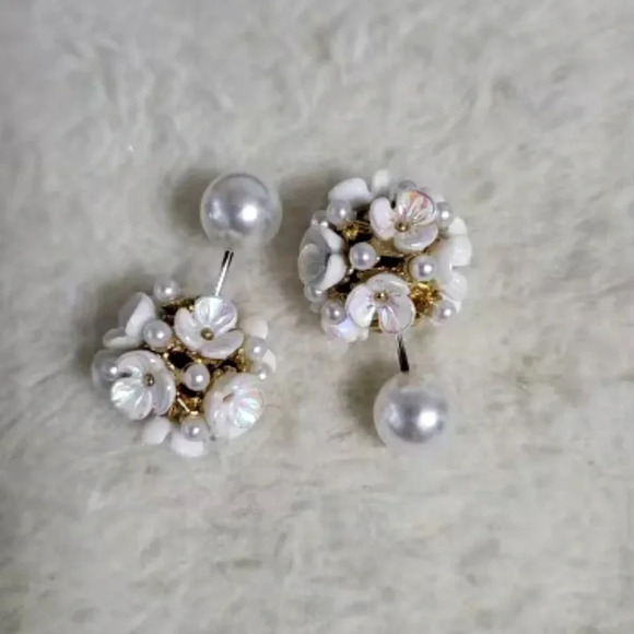 Perla White Shell Flower Stud Earrings - Picture 10 of 13
